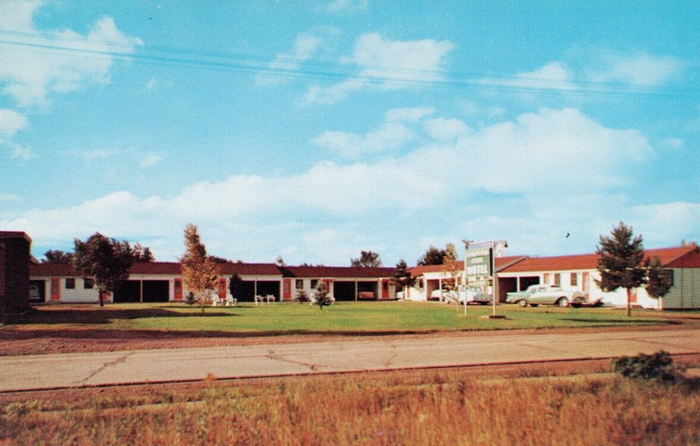 Budget Host Inn (Cloverland Court Motel, Cloverland Motel) - Old Postcard View (newer photo)